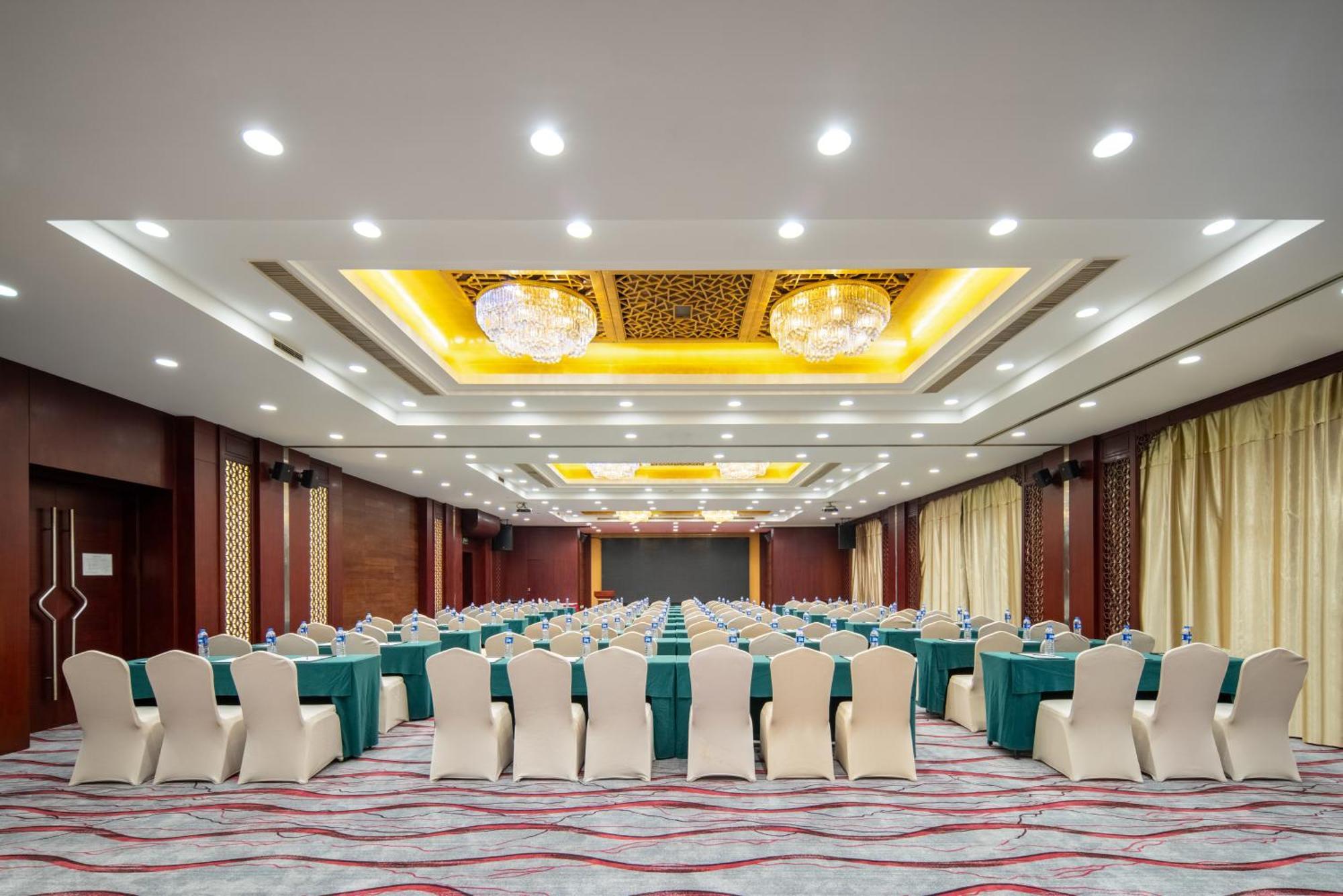 Gem Flower - North Bund Hotel