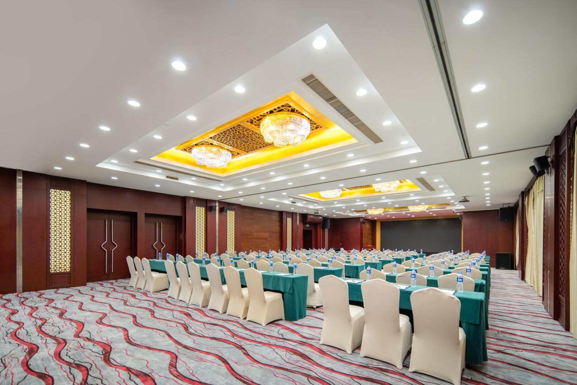 Hotel Gem Flower - North Bund 4*