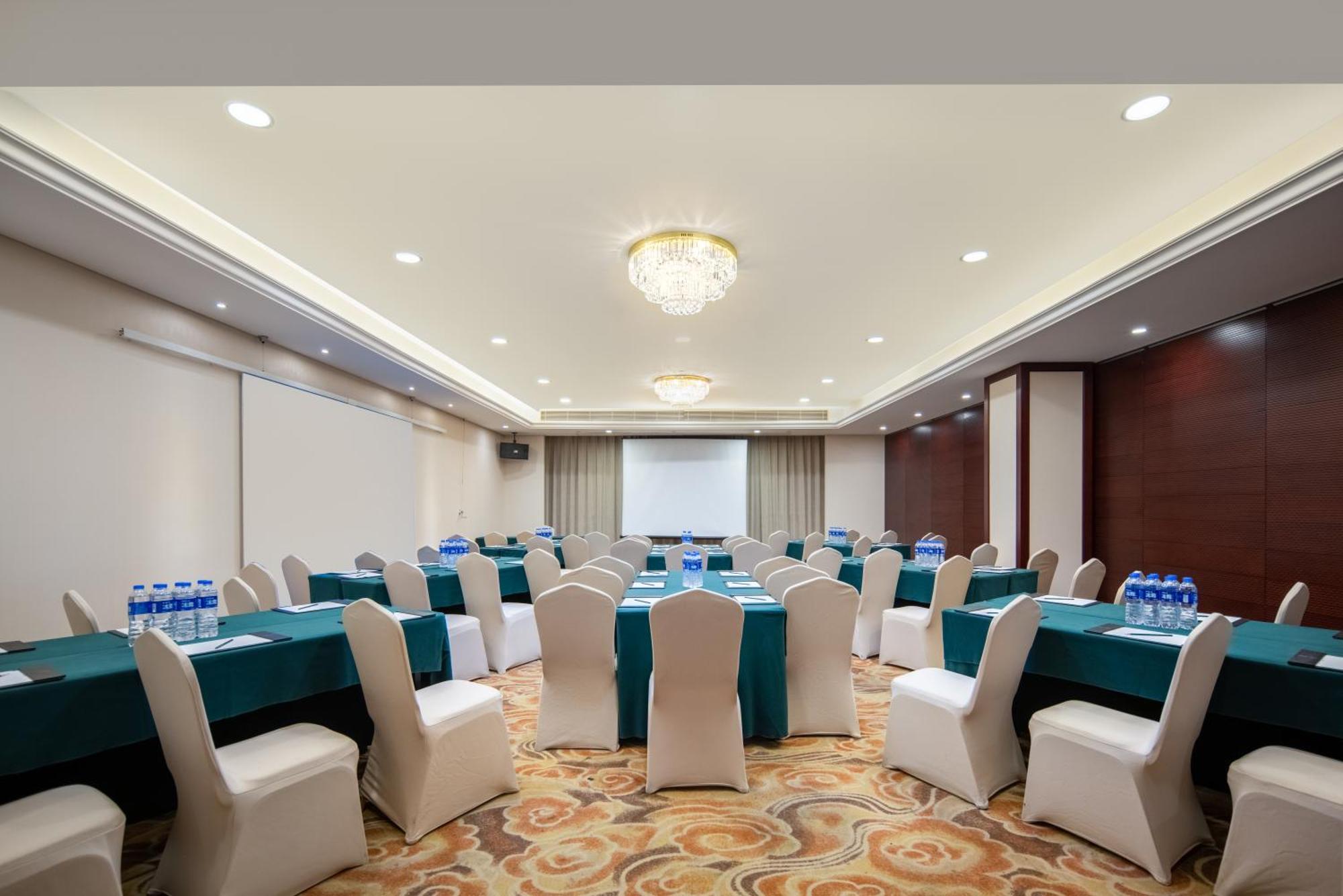 Gem Flower - North Bund Hotel 4*