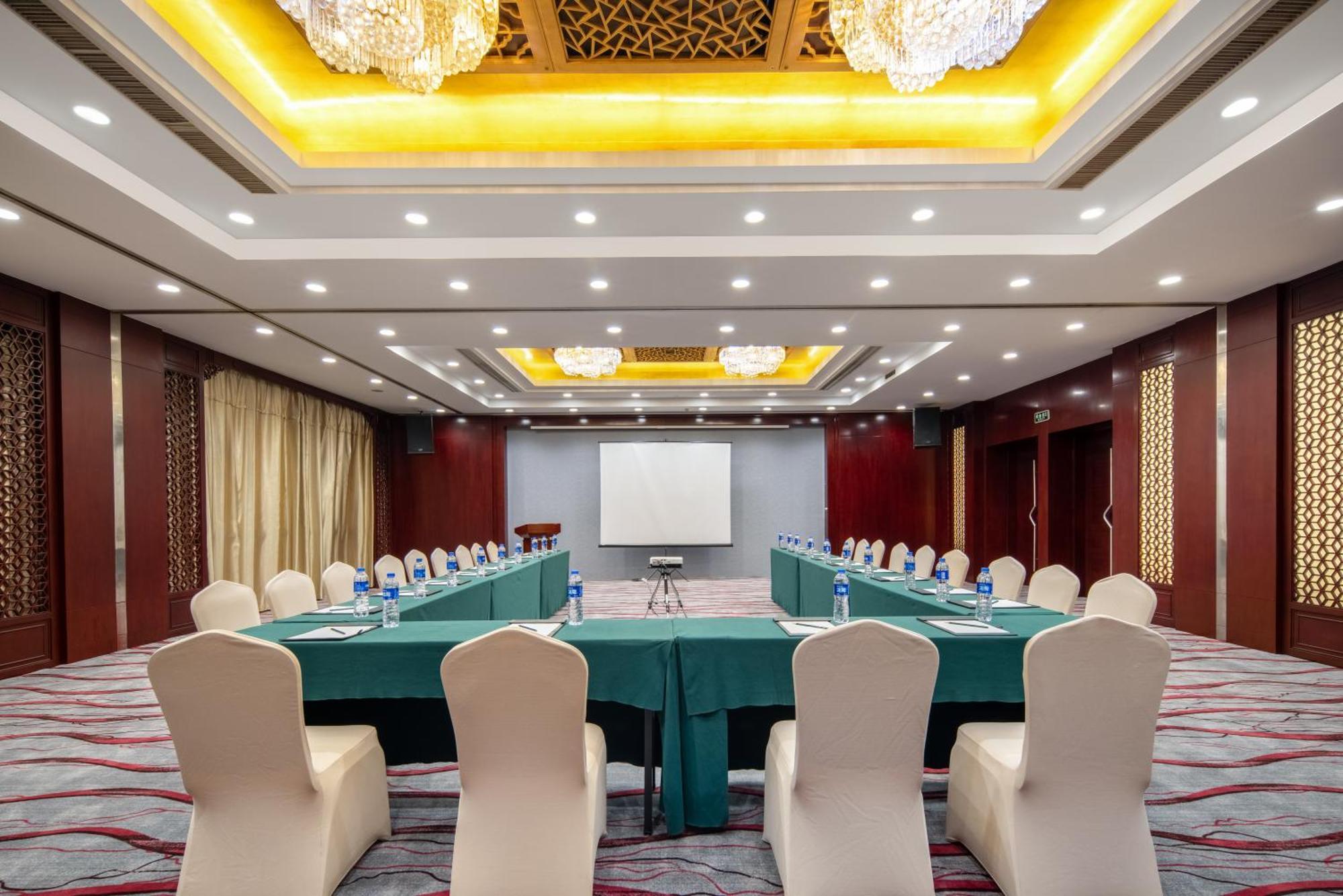 Hotel Gem Flower - North Bund 4*