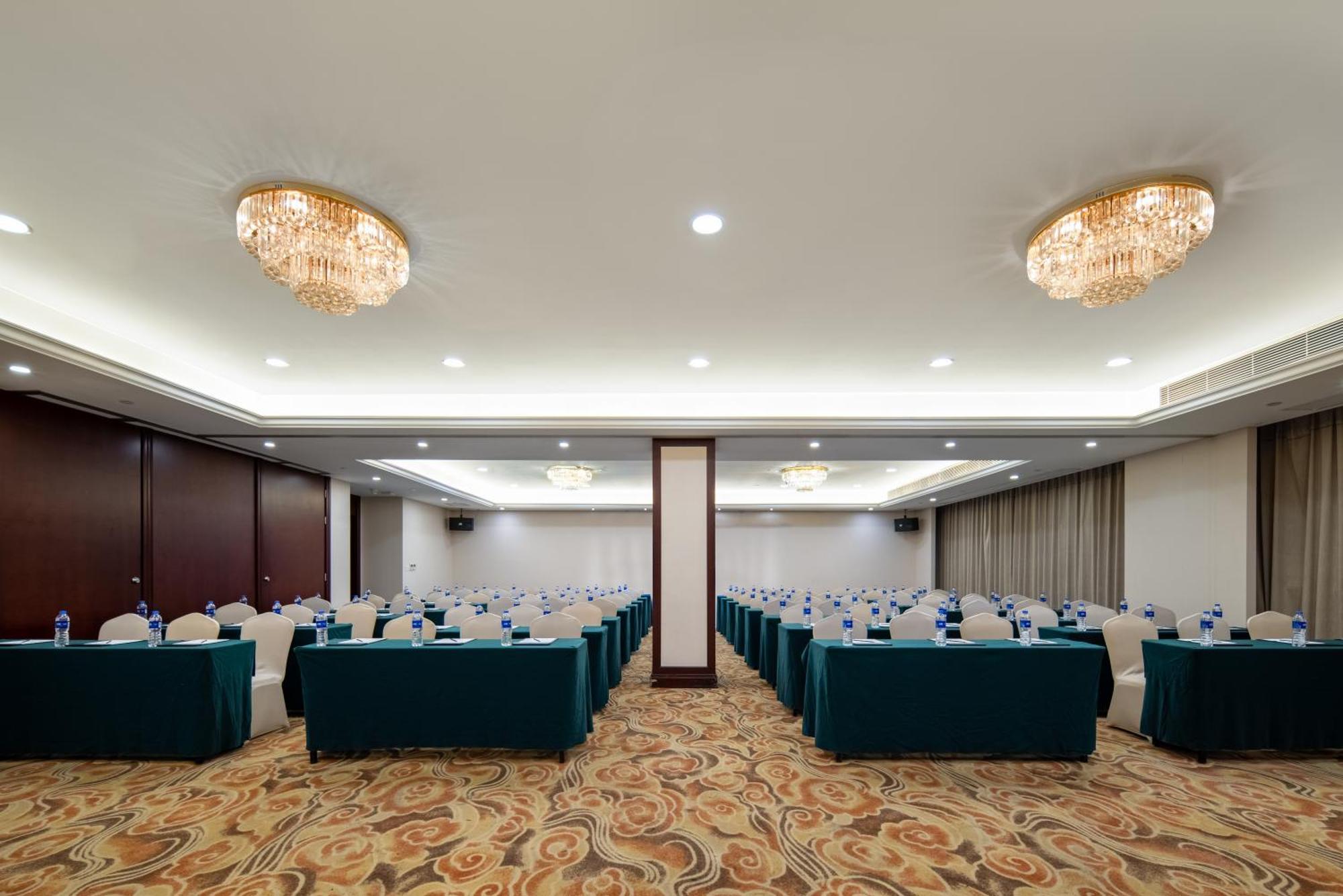 Hotel Gem Flower - North Bund 4*